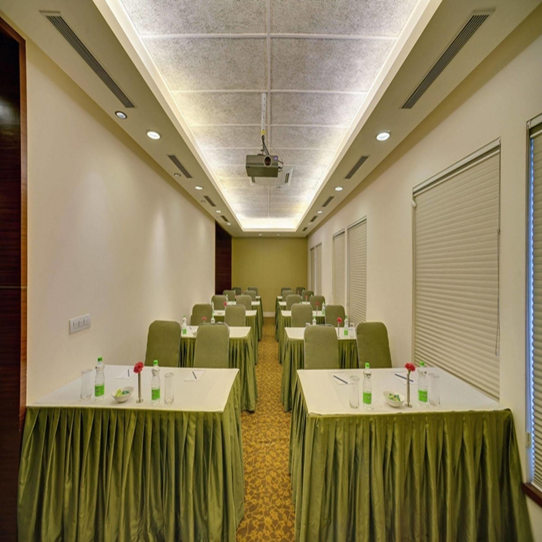 Muse Sarovar Portico Nehru Place Нью-Дели Экстерьер фото